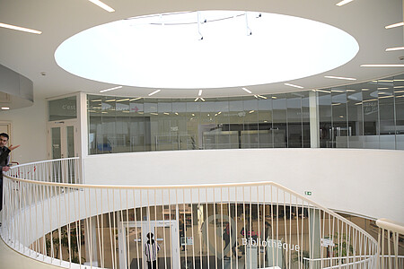 Dans la nouvelle extension, la bibliothèque en bas et au premier étage, la cafétéria.